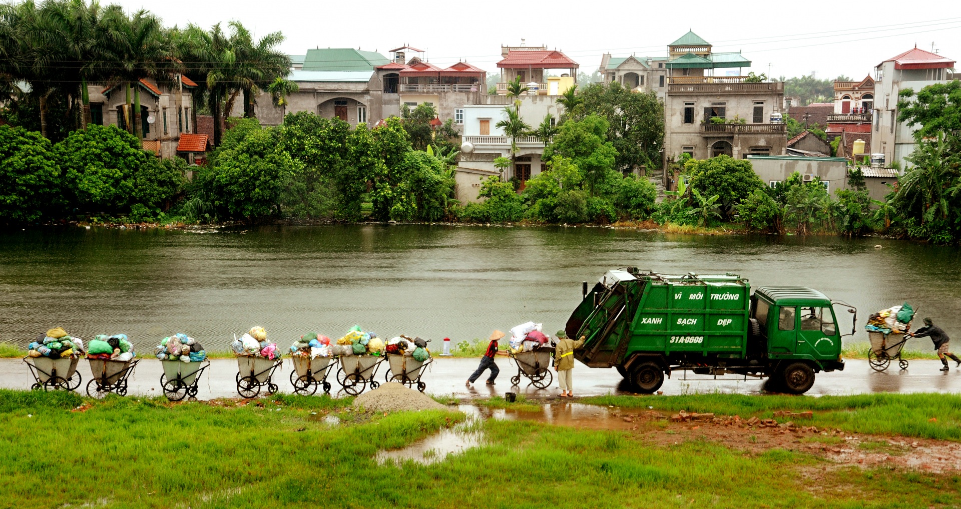 Cần có biện pháp khử khuẩn điểm tập kết rác trên phố An Dương để tránh phát sinh và lây lan dịch bệnh